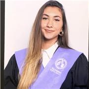 Estudiante de Psicología da clases a niños y niñas de primaria y la ESO en materias como Historia, Inglés, Biología y matemáticas con un 12,5 en selectividad en la que me evalué de todas estas asignaturas y más. A su vez, puedo dar clases de música ya que
